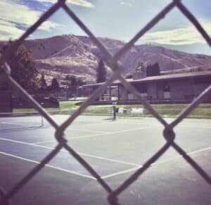 Cancha de tenis cercada
