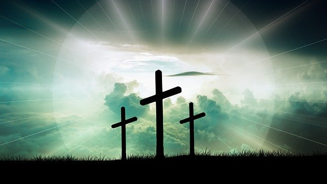 Tatuaje de tres cruces que significa Tres cruces en la montaña con fondo de cielo sagrado de halo brillante