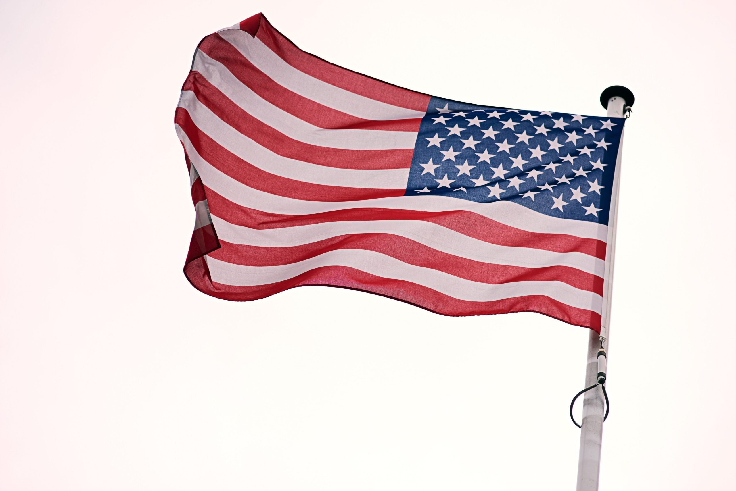 foto de la bandera americana que simboliza la libertad que sopla en el viento