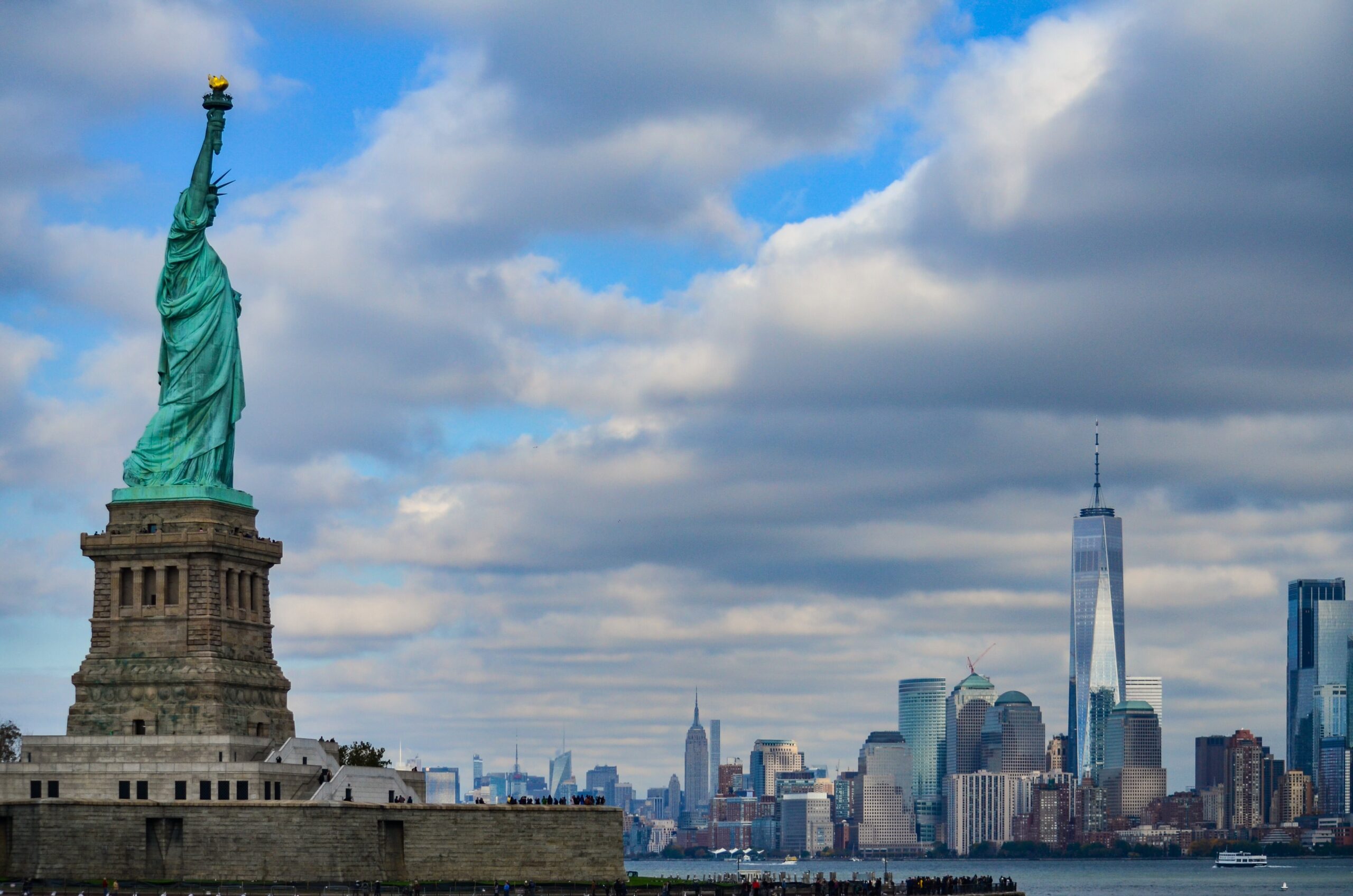 Estatua de la libertad, símbolo de la libertad, en la foto de fondo de la ciudad de Nueva York