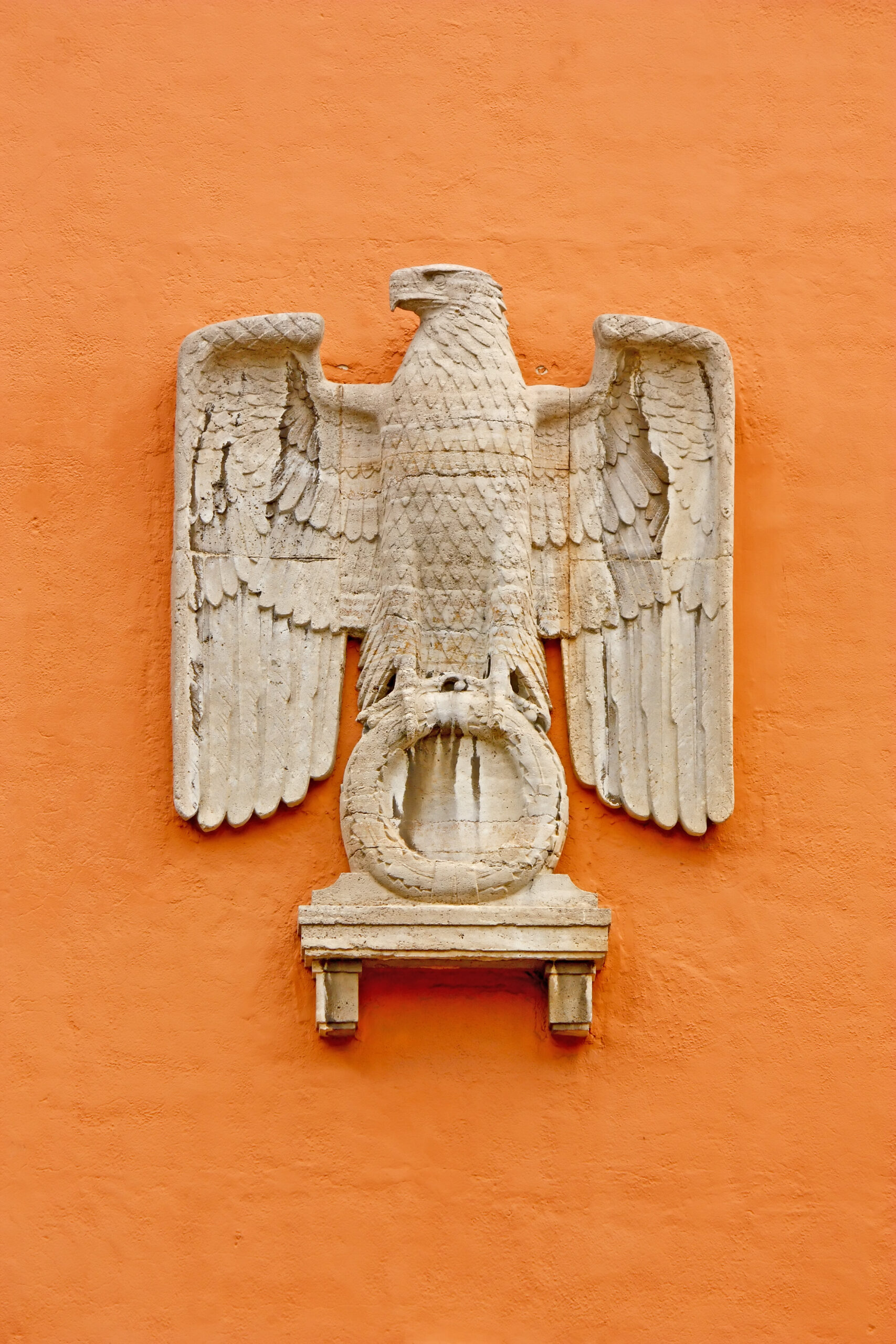 Estatua de águila alemana con corona de hoja de laurel