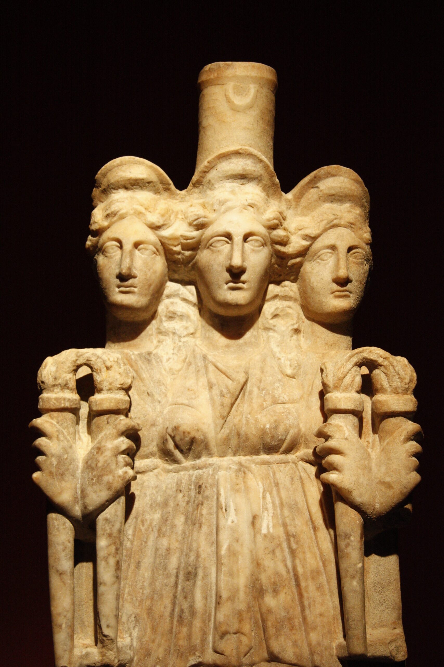 Escultura antigua de la diosa Hécate de March
