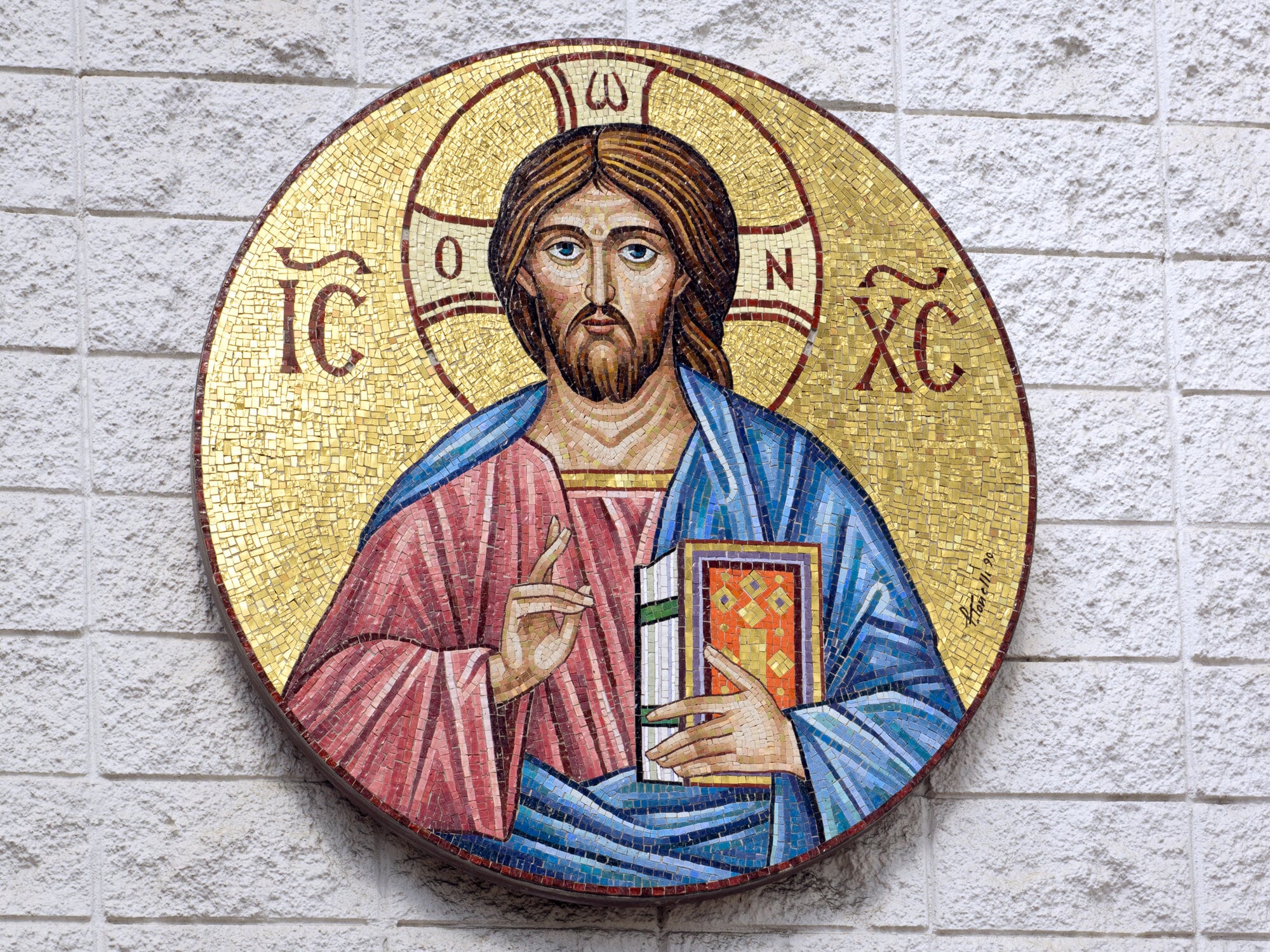 Símbolo de Jesús frente a la Iglesia Ortodoxa Griega