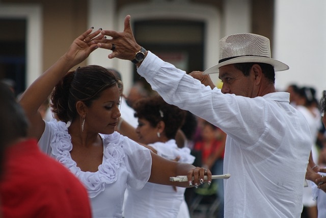 pareja mexicana bailando