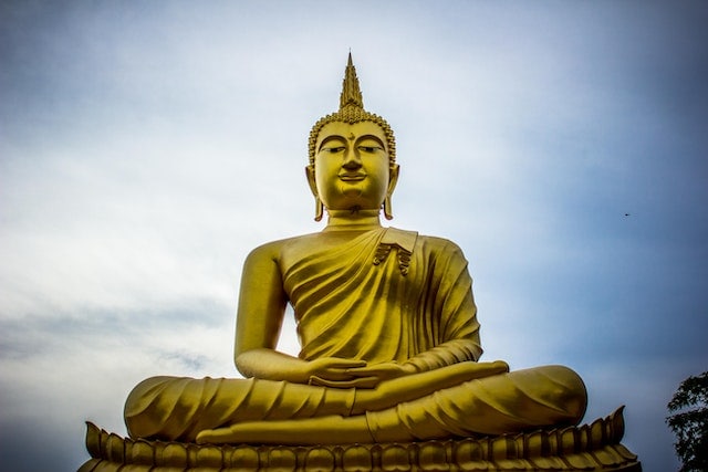 estatua de buda en el budismo