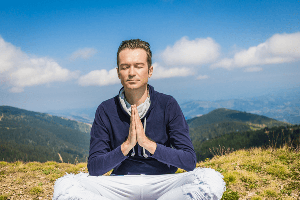 una persona meditando