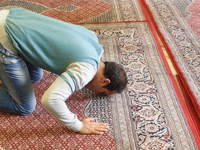 Un hombre musulmán rezando