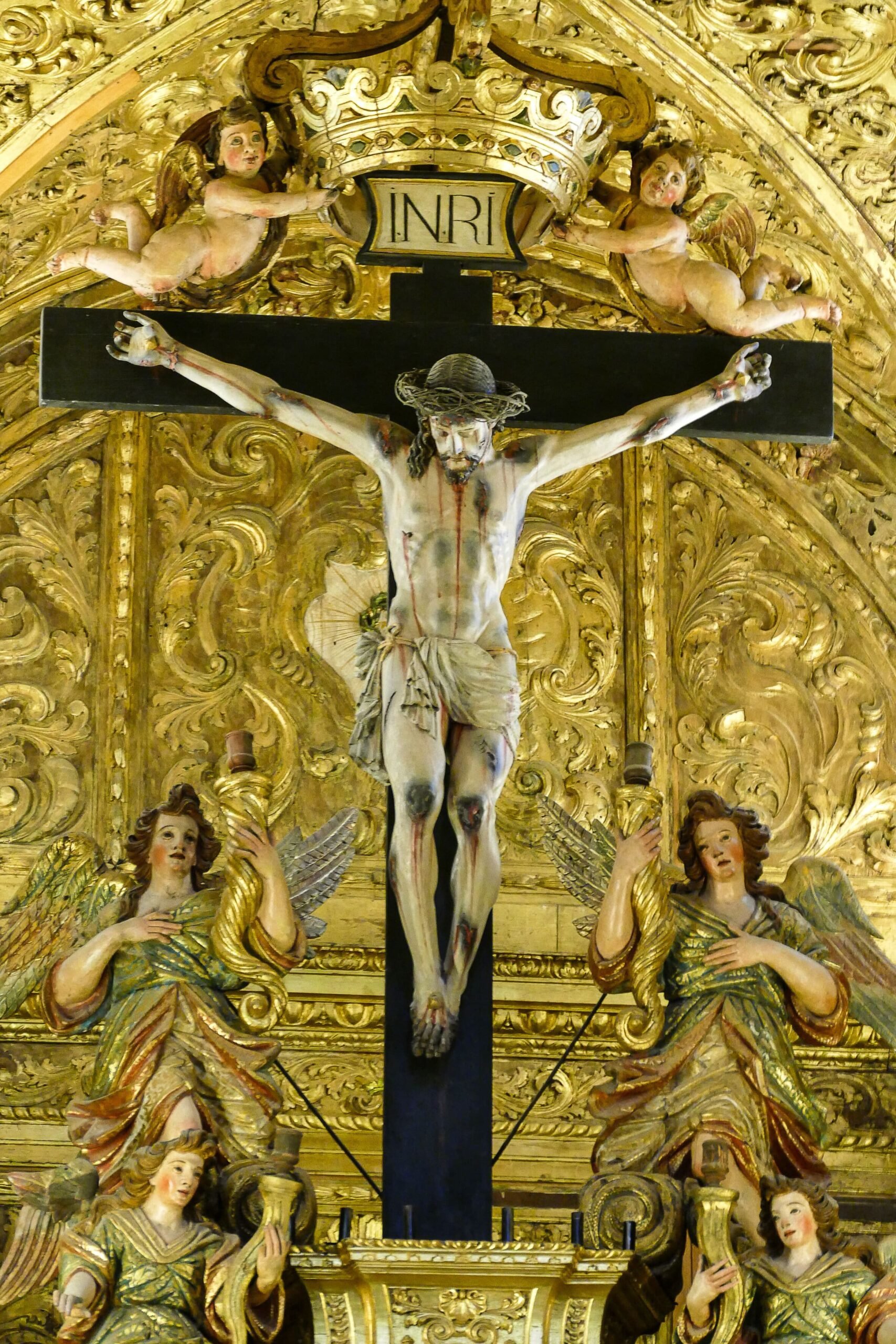 significado-de-la-cruz-de-inri-en-la-iglesia-de-san-francisco-evora-portugal