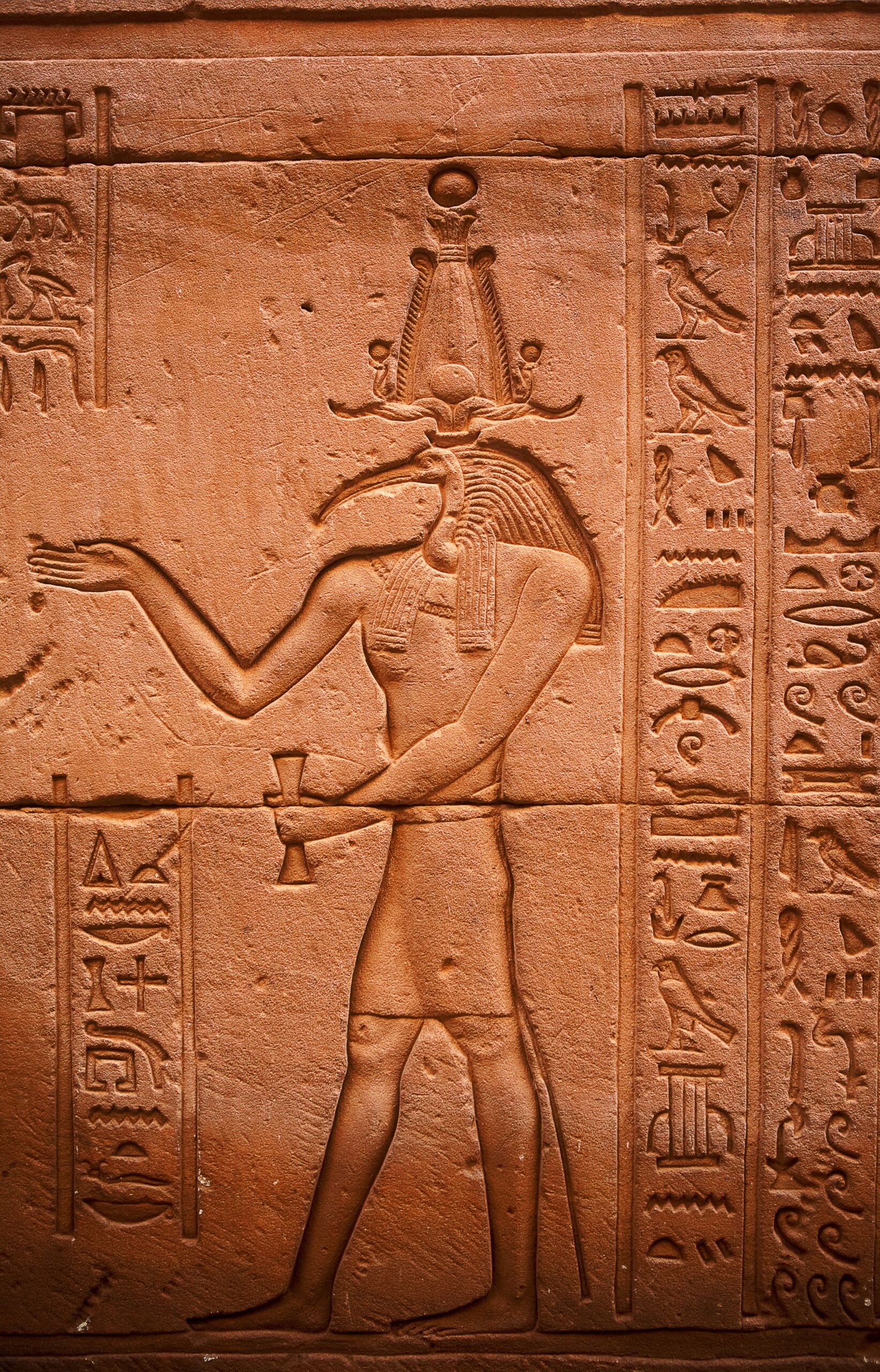 kybalion-sello-simbolo-autor-thoth-en-la-pared-del-templo-egipcio