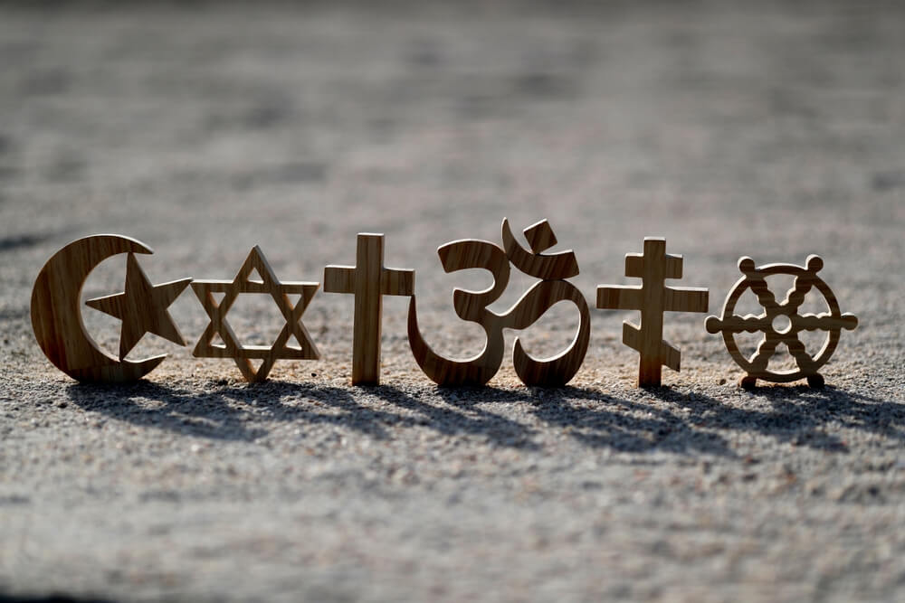 Símbolos religiosos en la playa