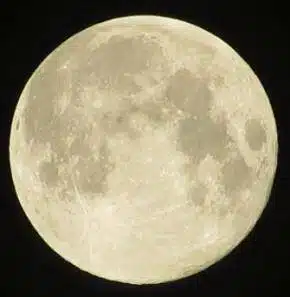 Luna llena sobre fondo negro